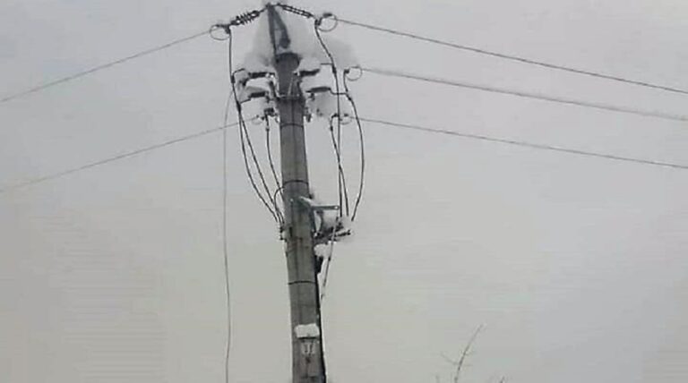 500 de case în beznă, la Vaslui, după căderile de zăpadă! Echipele E-ON sunt la fața locului