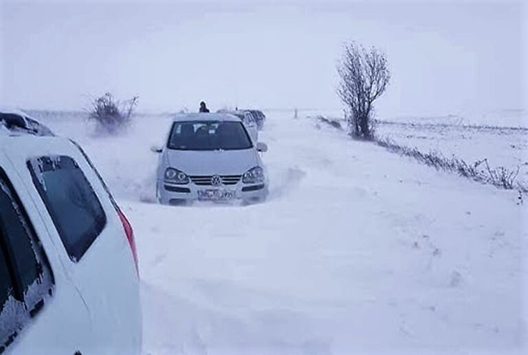 Noapte de coșmar în comuna Tăcuta! Autoturisme și microbuze blocate în suluri de zăpadă!