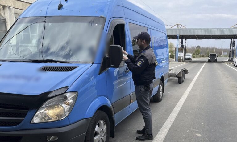 A condus prin toată Europa un microbuz furat din Danemarca! I s-a înfundat la Vama Albița!