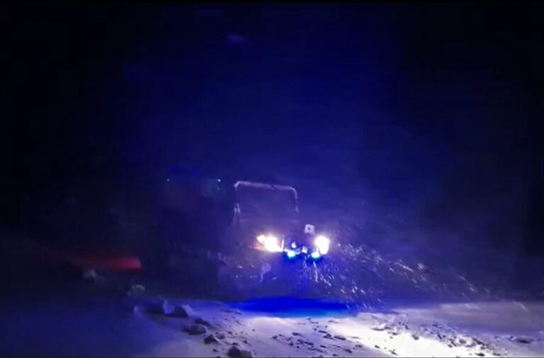 Persoanele blocate la Protopopești, Tăcuta, salvate cu șenilata de la ISU Vaslui VIDEO