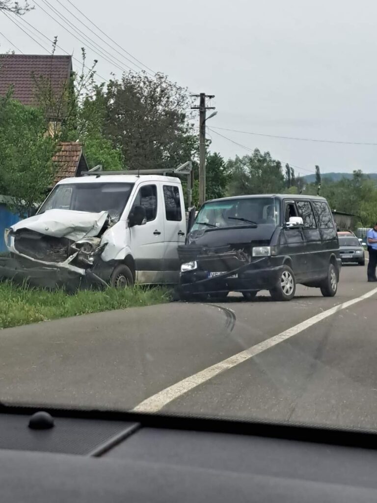 Accident grav la Delești, luni! O autoutilitară condusă de un negreștean a fost izbită în plin de un șofer din Vaslui