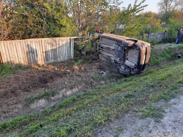 Accident, în această dimineață, pe DE 581! O mașină cu trei persoane a zburat în șanț!