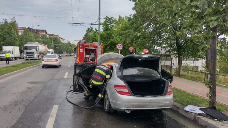 Un autoturism a luat foc din mers, la Vaslui