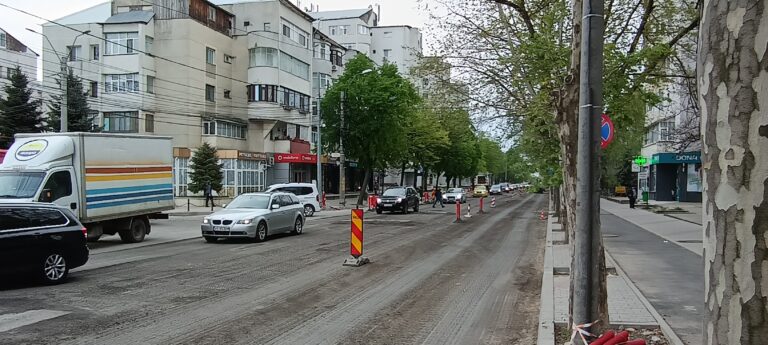 Imaginea pe care vasluienii nu o vor uita niciodată! Bulevardul Traian, „curățat” de asfalt!