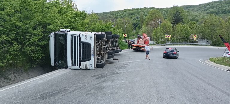 VIDEO Accident TERIBIL în dealul Dobrinei! Un TIR de R. Moldova, răsturnat în curbă!