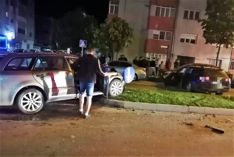 FOTO Două mașini, în care se aflau ȘAPTE tineri, s-au făcut praf, la Vaslui! Patru tineri, la spital!