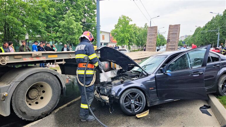 FOTO, VIDEO Doi vasluieni s-a ciocnit în fața Spitalului Județean de Urgență! Vinovată, o șoferiță neatentă
