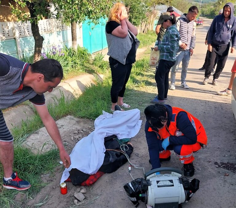 Un bărbat a murit strivit de tractorul condus de fratele său, în comuna Vinderei