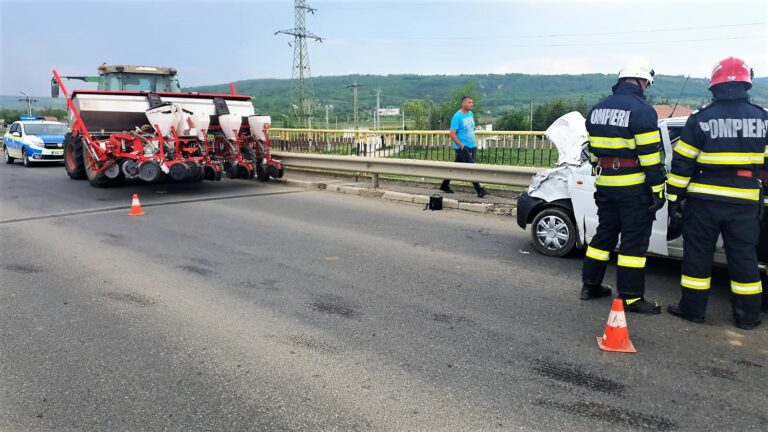 Accident la Zorleni, vineri după-amiază! Un bătrân de 68 de ani nu a văzut tractorul de pe drumul național