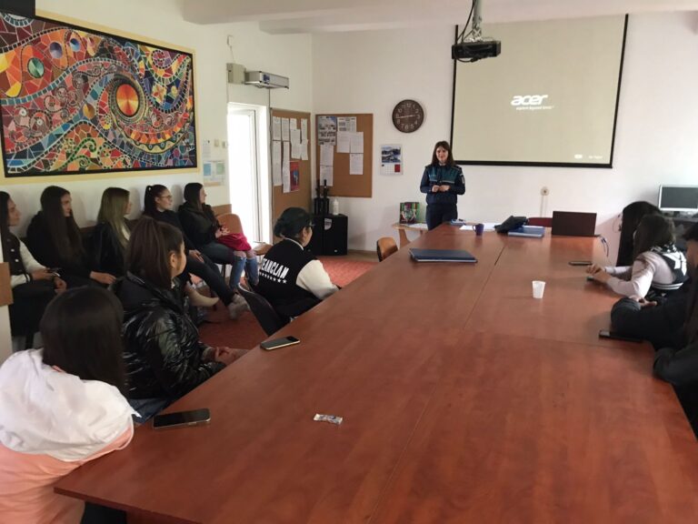 Fără arme albe în școlile vasluiene! Acțiune de prevenire a Poliției județene