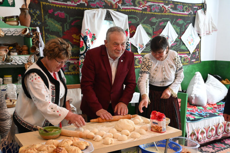 Președintele CJ Vaslui, la bucătărie! A gătit plăcintă tradițională de Sauca, în fața oaspeților din Germania și Franța