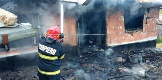 Ard două case la Lipovăț, pompierii sunt la locul incendiului
