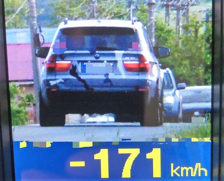 Un BMW a zburat pe DE 581, prin fața Poliției Rutiere: 171 kmh! Duster cu suflet de BMW: 141 kmh! Un VW: 123 kmh!