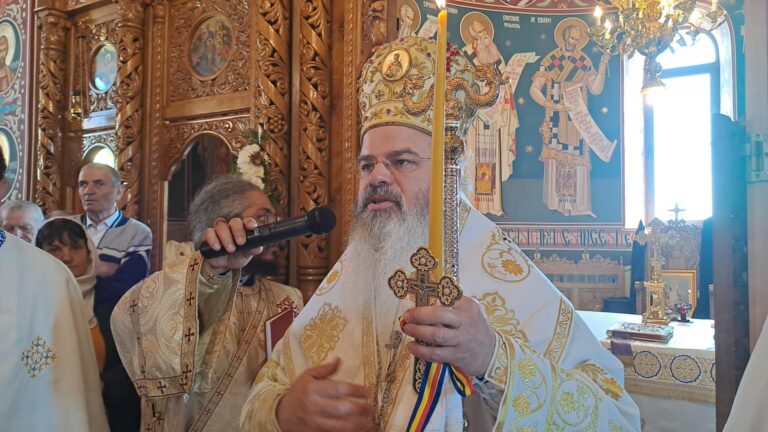 Episcopul Hușilor, în fața credincioșilor din Bucovina: „Am pierdut arta dialogului. Un om plin de noblețe are răbdare să îl asculte și pe cel care are o altă părere”