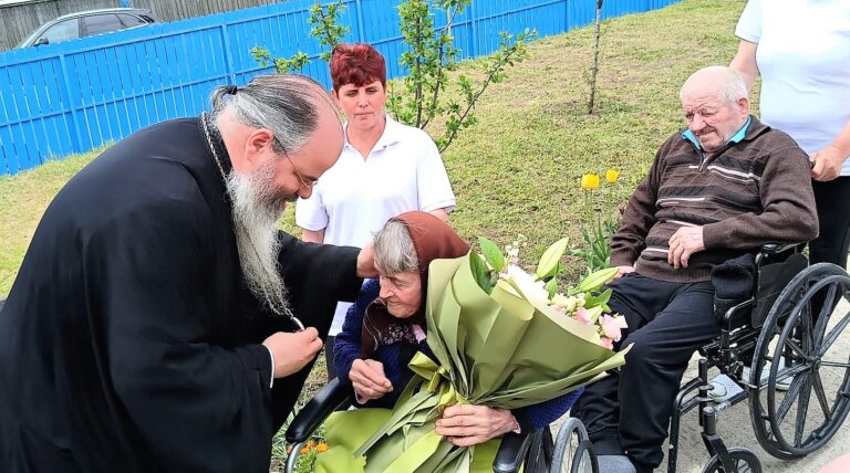 VIDEO, FOTO Raiul bătrânilor, de la Valea Siliștei, în haină nouă! ”Bătrânii ne pot învăța multe lucruri. Îngerii sunt cei care au grijă de acești bătrâni”, a spus PS Ignatie, Episcopul Hușilor