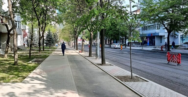 Vasluiul are trotuare late, ca la Londra! Dar, nu mai are vasluieni…