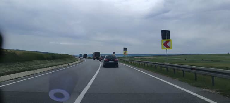 O coloană de mașini militare, pe DE 581. Merge spre Vaslui