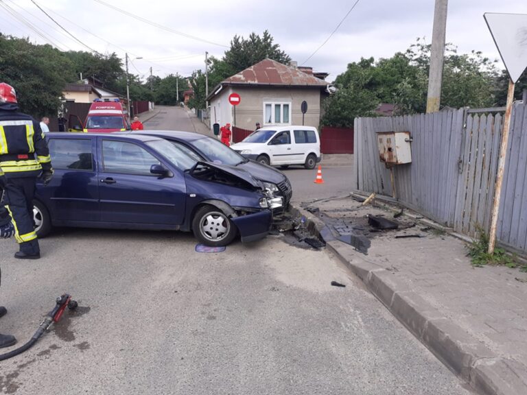 Pericol de explozie la Huși, două mașini s-au izbit frontal