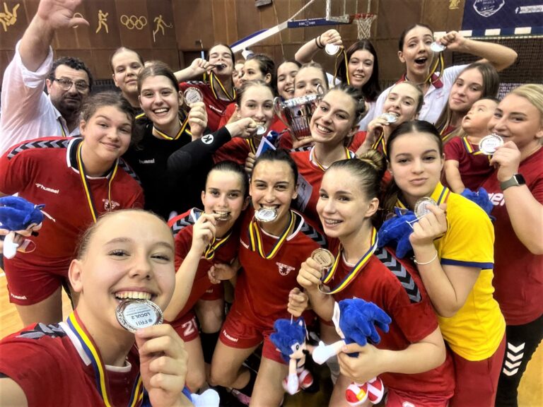 Două sportive din Vaslui, vicecampioane naționale la handbal juniori. Au fost descoperite de regretatul antrenor Sorin Onofrei