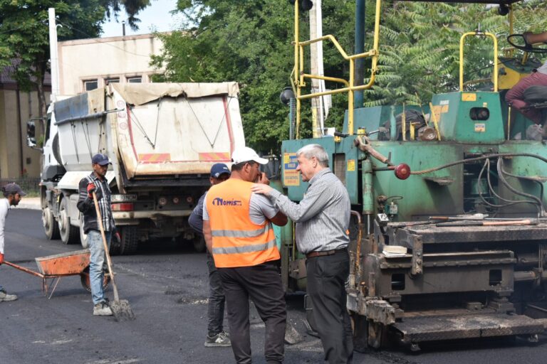 Primarul Dumitru Boroș a inspectat lucrările de asfaltare de pe Bulevardul Epureanu