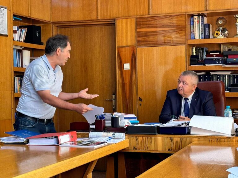Prefectul județului, Daniel Onofrei, ascultă problemele vasluienilor. ”Oferim explicații clare, despre cum se rezolvă problemele”, spune prefectul