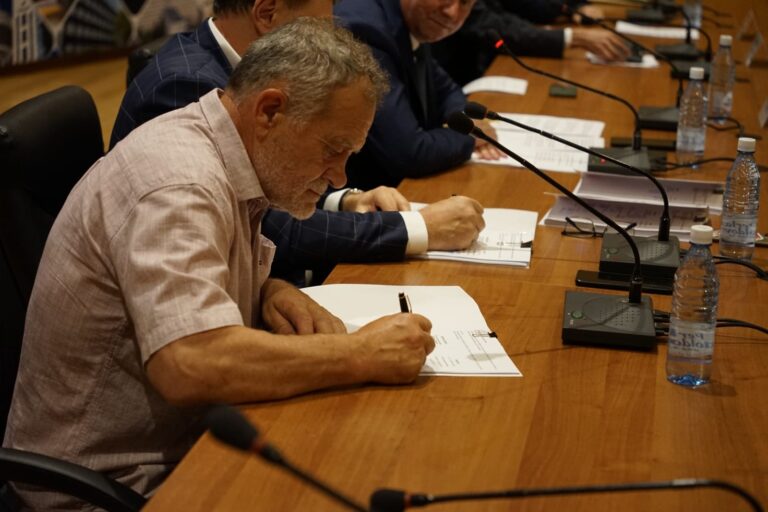S-au semnat documentele de finanțare pentru Spitalul 2 Vaslui. ”Ne dorim servicii medicale de calitate pentru întreaga populație”, a spus Dumitru Buzatu, președintele CJ Vaslui