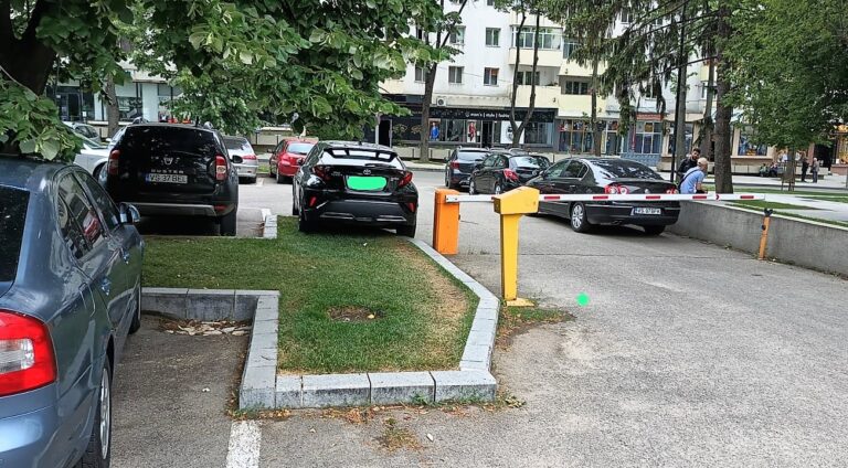 Parcare de meseriaș, în centrul Vasluiului. Salariații CJ și-au făcut cruce, când au văzut isprava