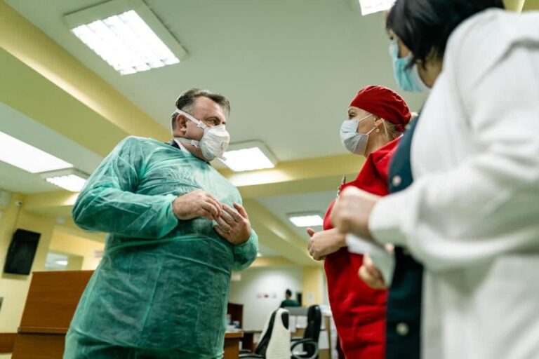 Mesajul dr. Nelu Tătaru, fostul ministru al Sănătății, pentru cadrele medicale din județ: ”Halatul alb se câștigă prin muncă asiduă”