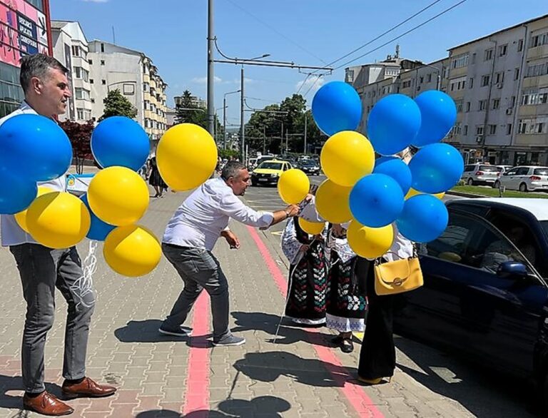 O mare galben-albastră a inundat străzile Vasluiului, de Ziua Copilului! ”Un sentiment minunat, să vezi bucuria de pe chipurile a sute de copii”, a spus Ionel Sandu, președintele Clubului Oamenilor de Afaceri liberali
