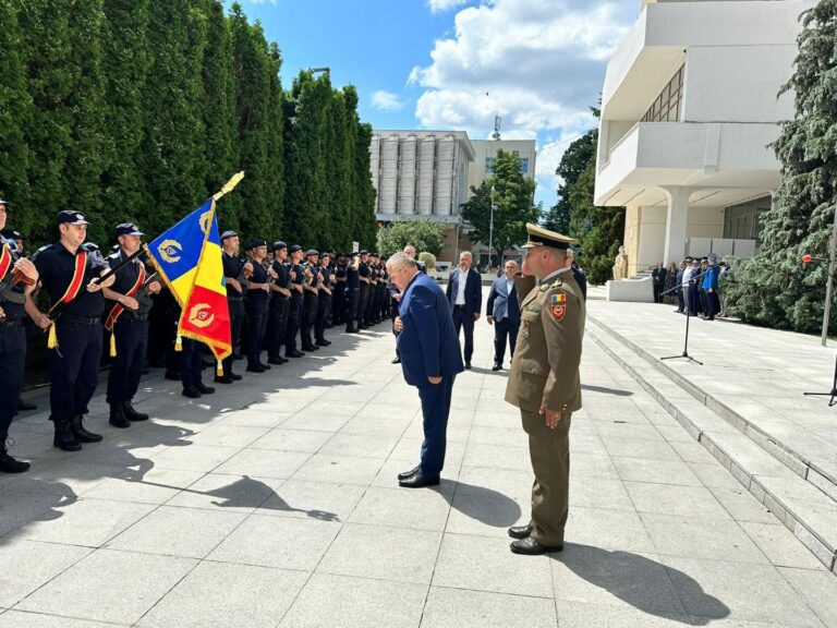 Prefectul județului Vaslui, onor la drapelul național. Daniel Onofrei: ”Să cinstim Drapelul nostru tricolor și să ne mândrim cu el”