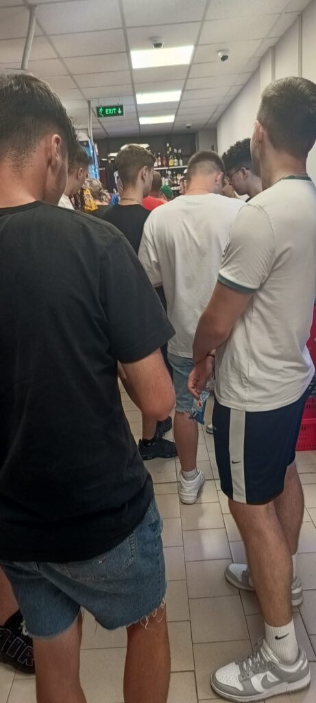 Viața de noapte a Vasluiului. Zeci de tineri se înghesuiesc la singurul magazin non-stop din interiorul orașului 1 profi vaslui 1