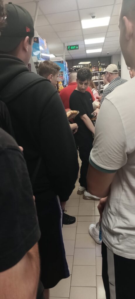 Viața de noapte a Vasluiului. Zeci de tineri se înghesuiesc la singurul magazin non-stop din interiorul orașului 3 profi vaslui 2