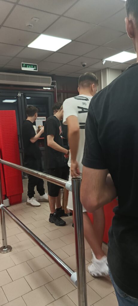 Viața de noapte a Vasluiului. Zeci de tineri se înghesuiesc la singurul magazin non-stop din interiorul orașului 4 profi vaslui 4