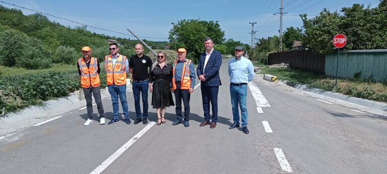 FOTO, VIDEO Drumarii de la Viacons Rutier și proiectanții de la July Expert Consulting au predat un drum impecabil, pentru sătenii din Mânjești