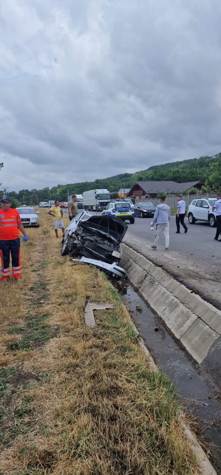 Locul blestemat! Ciocnire violentă între două mașini, exact în zona în care a murit un om, cu o lună în urmă! Mașină a Poștei, distrusă complet!