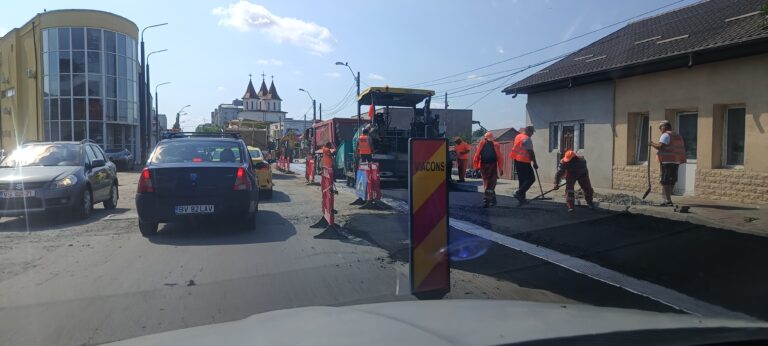 Viacons Rutier a început asfaltarea pe ultima porțiune din strada Traian. Circulația în zonă, infernală!