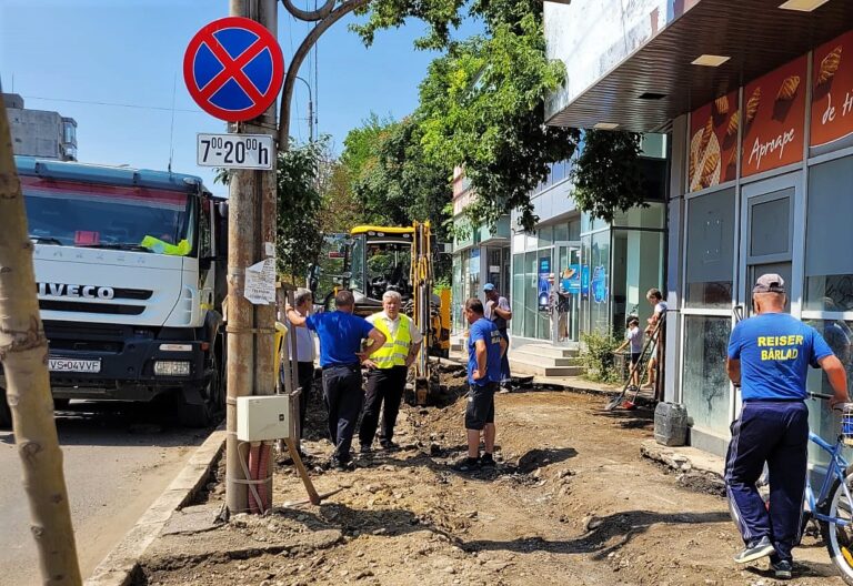 A început refacerea trotuarelor pe Bulevardul Republicii, anunță primarul Bârladului, Dumitru Boroș