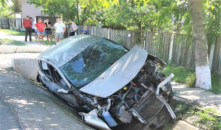 La 70 de ani, un șofer a provocat un teribil accident în zona Rateșu Cuzei, comuna Rebricea