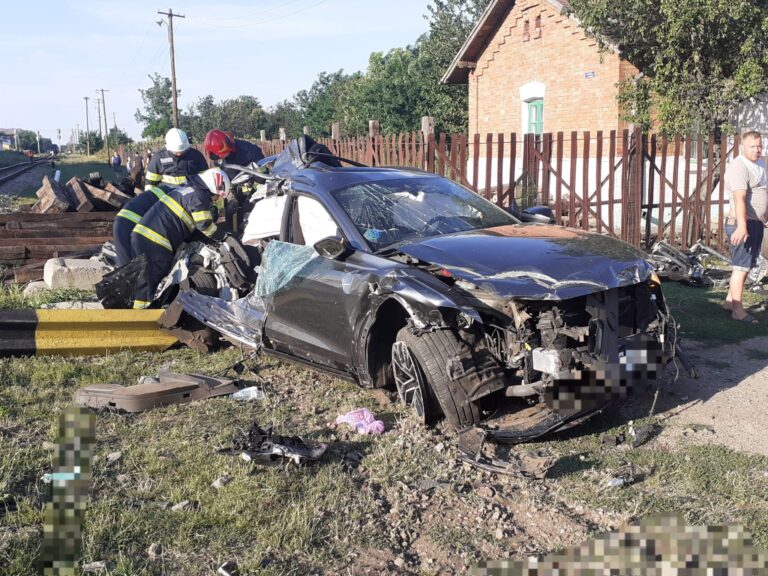 UPDATE Accident tren Tutova, Ora 19.55: Șoferița, în vârstă de 24 de ani, a fost transportată la Spitalul din Bârlad. Locomotiva va fi schimbată (FOTO, VIDEO)