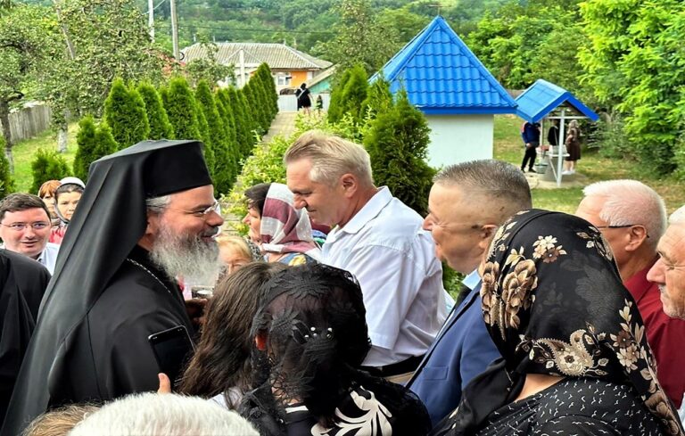 Prefectul Daniel Onofrei a participat, alături de PreaSfințitul Părinte Ignatie, Episcopul Hușilor, la slujba de instalare a unui nou paroh în satul Docani