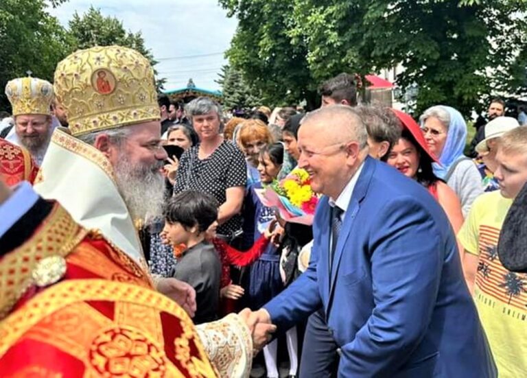 Prefectul Daniel Onofrei, la sărbătoarea Sfintei Mari Mucenițe Chiriachi, ocrotitoarea Catedralei Episcopale din Huși. La Mulți Ani, PreaSfințite Părinte Episcop Ignatie!