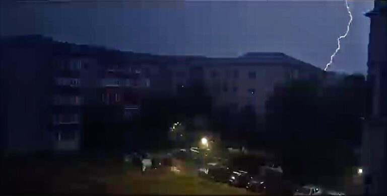VIDEO Furtună nemaivăzută peste Vaslui! Fulgere imense au brăzdat cerul orașului! Străzi lăsate în întuneric