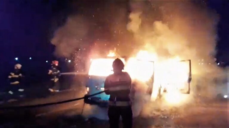 VIDEO Flăcări în comuna Zorleni! Un microbuz a ars ca o torță, noaptea trecută