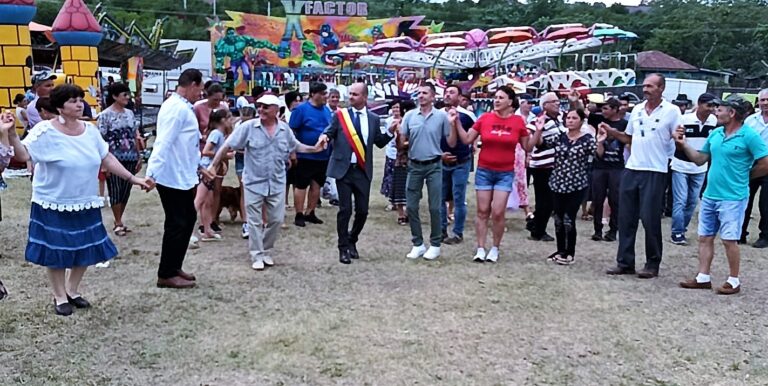 GALERIE FOTO, VIDEO Dansuri, cântece și multă voie bună, la Ziua Comunei Vinderei. Fiii satului s-au strâns la horă