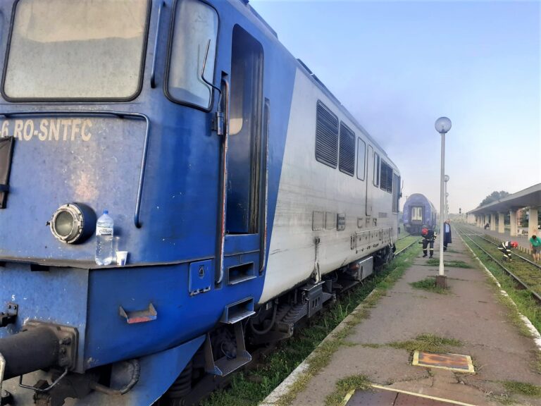 Locomotiva trenului Tecuci-Iași a luat foc, din senin, în Gara Bârlad