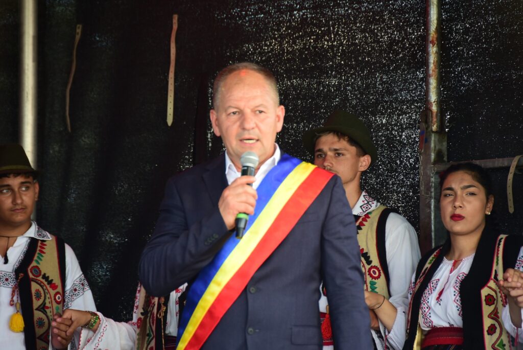 De nouă ani, fiii comunei Todirești se întâlnesc la Ziua Comunei. Muzică bună, dansuri și veselie, ediția 2023 6 petrica simiuc 1