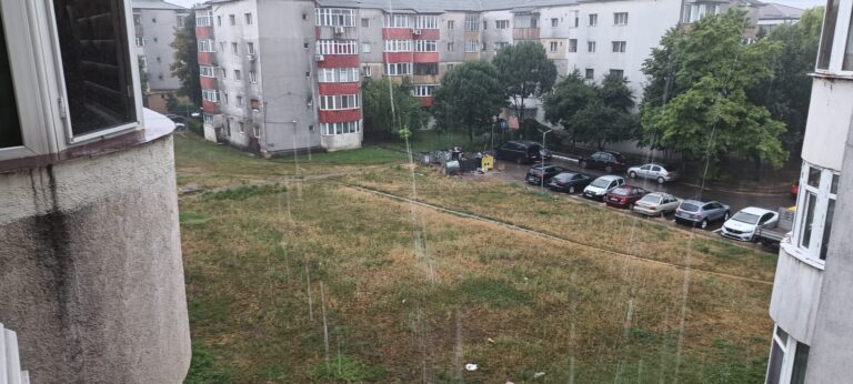 În sfârșit! După luni de secetă, plouă torențial peste Vaslui