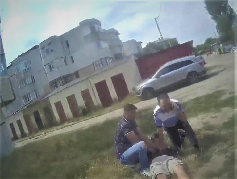 VIDEO Un pompier bârlădean a ajutat la prinderea unui bărbat urmărit de polițiști. Șeful IPJ l-a urmărit de la Tutova