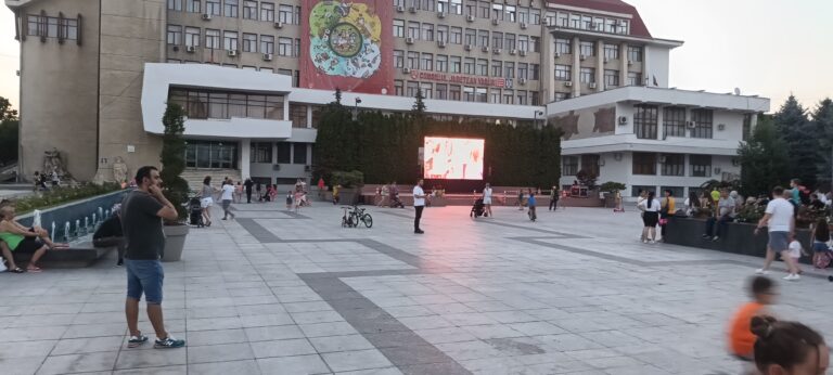 Câteva sute de vasluieni au urmărit Festivalul „Hora din Străbuni”, vineri seara, în Centrul Civic (FOTOREPORTAJ)
