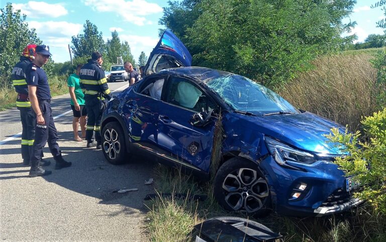 Au evitat un câine și au ajuns cu mașina în șanț. Veneau din Grecia. Accident cu trei victime, la Găgești
